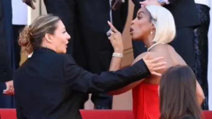 صور - "خناقة" على السجادة الحمراء في مهرجان كان