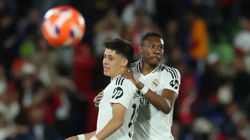 تفاصيل إصابة ديفيد ألابا ومدة غيابه.. الأزمات تتوالى في ريال مدريد