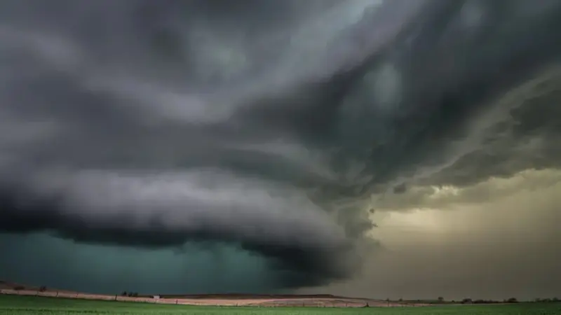 فيديو - أثارت الذعر في السعودية.. ما هي السحابة الخضراء؟