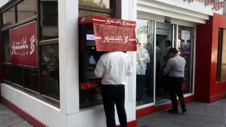 إيران تحت ضغط اقتصادي متزايد.. وترامب يهدد بعقوبات