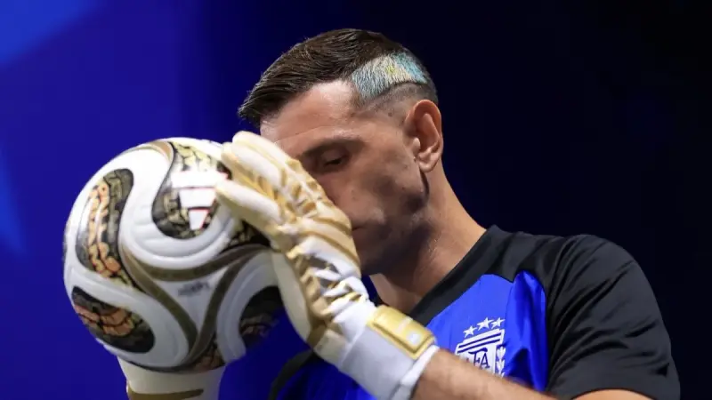 كأس العالم 2026 - إيمليانو مارتينيز يكشف سر الألم الذي خاض به المونديال مع الأرجنتين