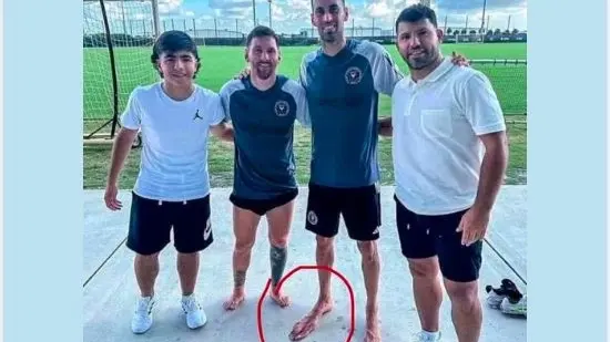 صورة غريبة لقدم بوسكيتس مع ميسي.. لماذا تثير الجدل؟