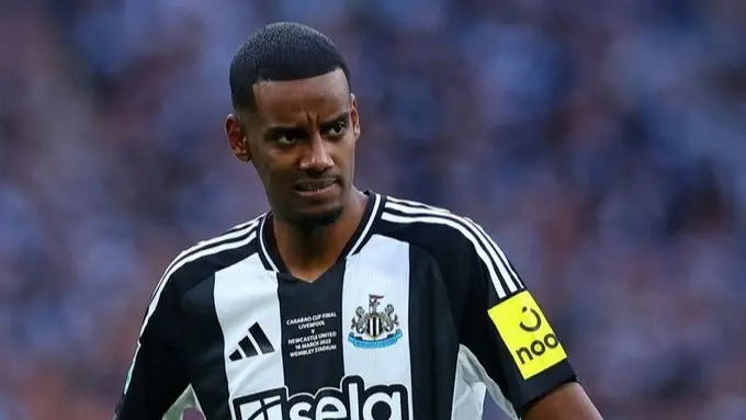 مدرب نيوكاسل يكشف خطط أيزاك وسط اهتمام ليفربول والهلال