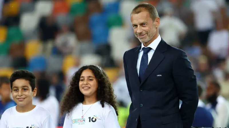 فيديو وصور - طفلان من غزة يشاركان في مراسم تتويج باريس سان جيرمان بالسوبر الأوروبي