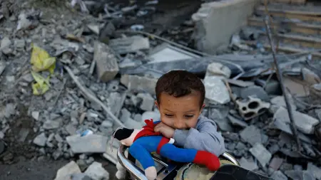 يدفعون ليروا بيوتهم المدمرة.. نازحو جنوب لبنان يلجأون للأقمار الاصطناعية بكلفة باهظة