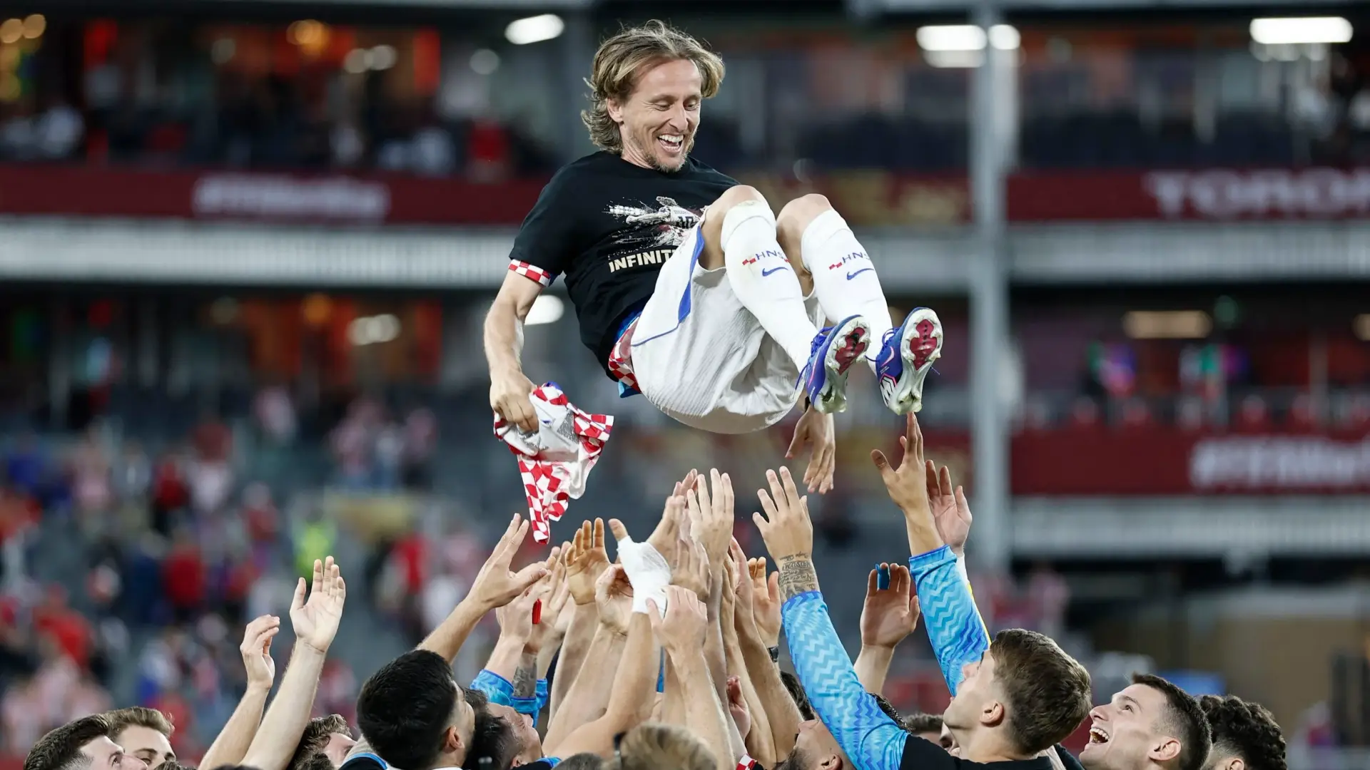 مودريتش مستمر في الملاعب مع منتخب كرواتيا (رويترز) مودريتش مستمر في الملاعب مع منتخب كرواتيا (رويترز)