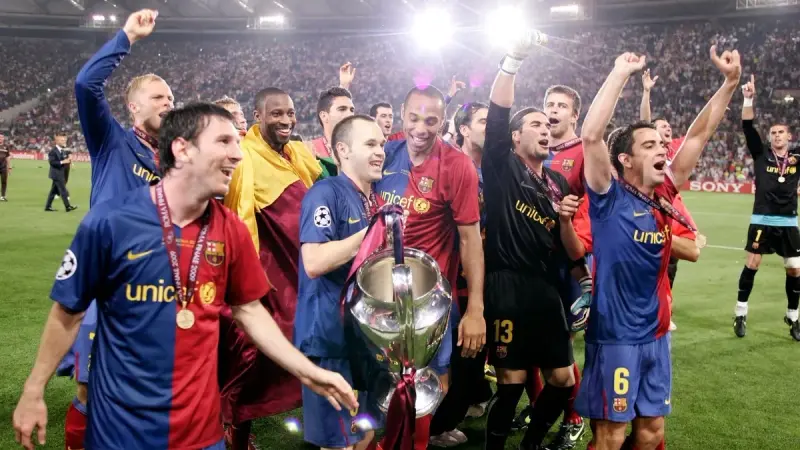أسطورة برشلونة تتنبأ.. هل تتكرر الثلاثية التاريخية؟