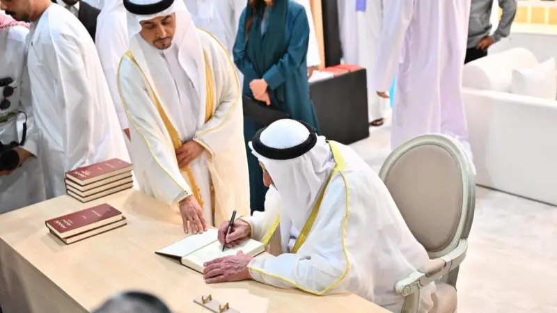 حاكم الشارقة يوقع إصداره "البرتغاليون في بحر عمان" في معرض مسقط للكتاب