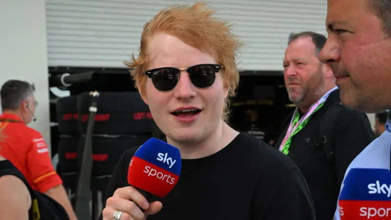 فيديو - إد شيران يغني في حفل خاص للمنتخب الإنجليزي