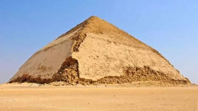 صور - عملية معقدة.. إنقاذ سائحة انزلقت داخل هرم في مصر