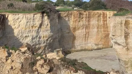 فيديو - عاصفة قوية تهدم "قوس العشاق" في إيطاليا ليلة عيد الحب