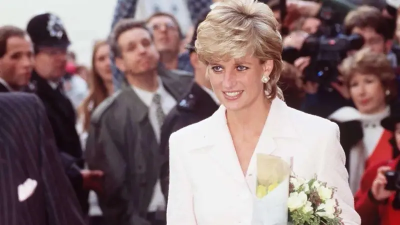 فساتين وقبعات وحقائب في "أكبر مزاد لمقتنيات ديانا"