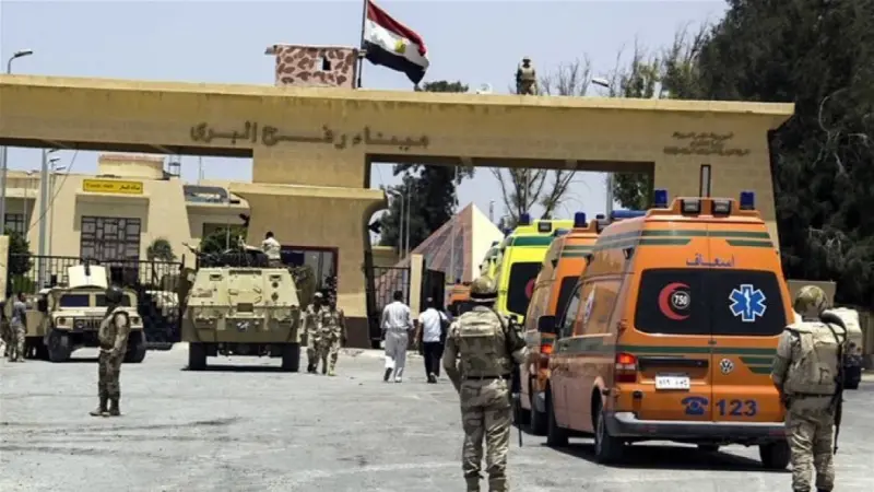 أزمة معبر رفح.. مصر ترفض عبور أي أجنبي إلا بعد السماح بإدخال المساعدات