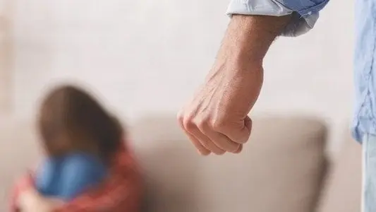 بمباركة الأم.. رجل يعتدي على ابنة زوجته بالضرب في العراق