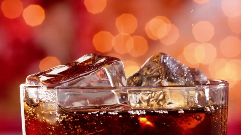 الكولا أم القهوة.. أيهما يترك بقعا أكثر على الأسنان؟