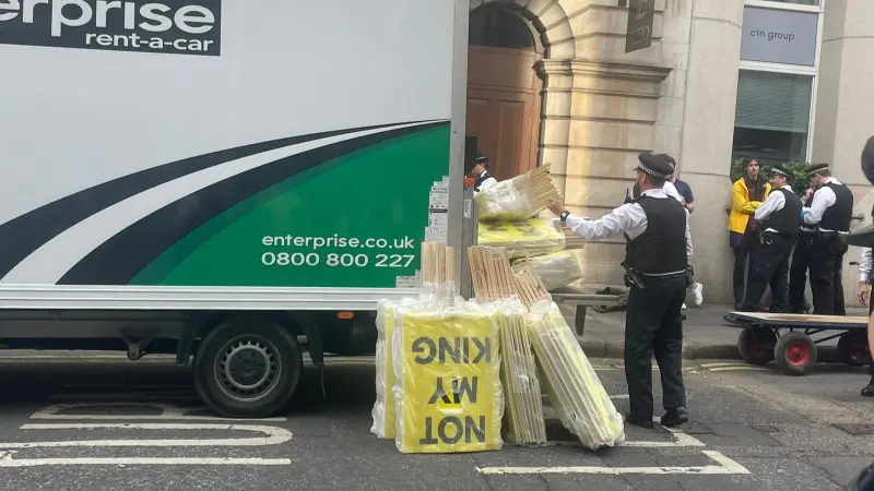 تتويج الملك تشارلز.. اعتقال مجموعة مناهضة للنظام الملكي