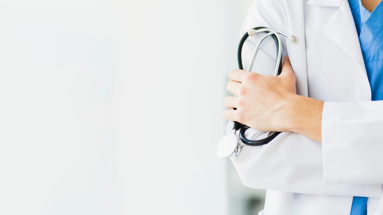 طبيب بريطاني يواجه تهمًا بالاعتداء على عشرات المرضى 