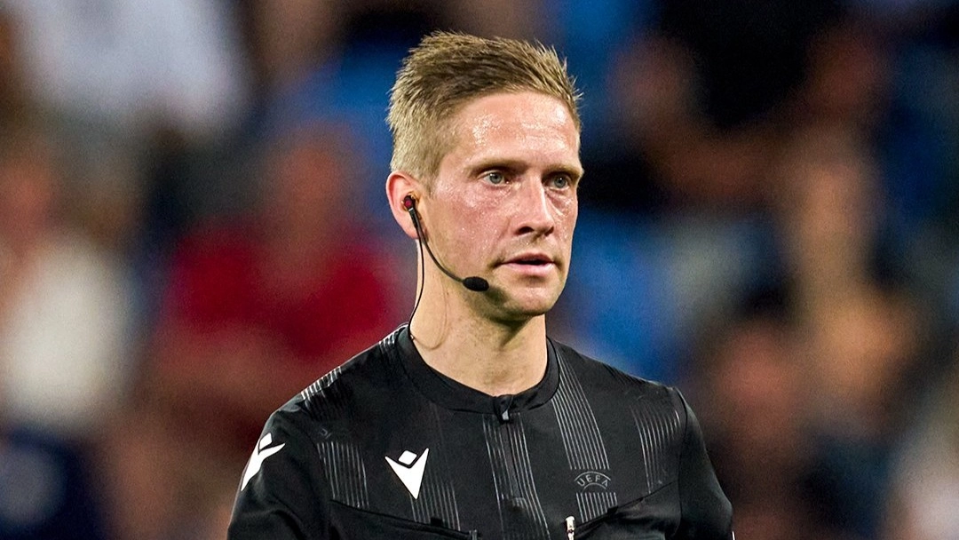 حكم مباراة العراق والأردن اليوم.. صافرة حازمة للقمة 