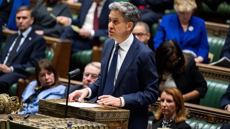 وزير خارجية بريطانيا يتحدّى الحاخام الأكبر بشأن عقوبات إسرائيل
