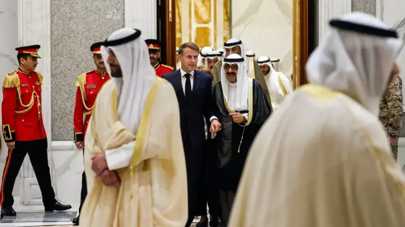 ماكرون يلتقي أمير الكويت في مستهل جولة خليجية
