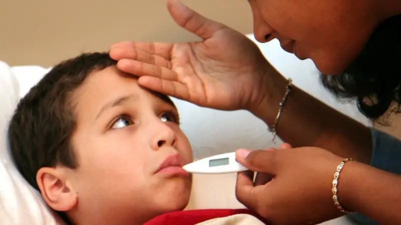 بعد شائعات وفاة 4 أطفال في مصر به.. ما هو الالتهاب السحائي وما هي أعراضه؟