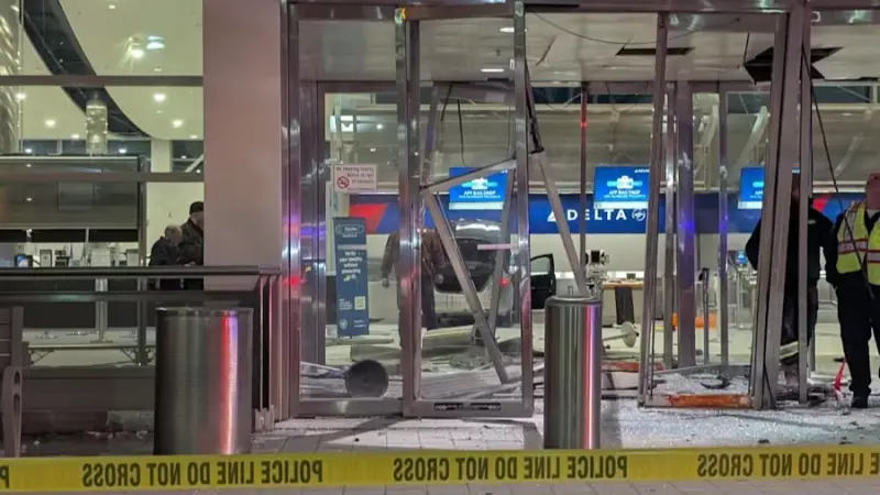 فيديو - سيارة تقتحم مطارا في أميركا وهذا ما حدث