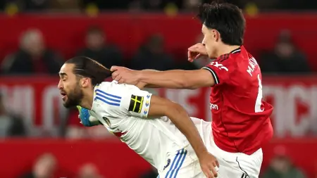 related_news_inside_blogsفيديو - طرد ليساندرو مارتينيز يثير الجدل بعد جذب شعر لاعب ليدز يونايتد