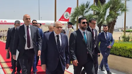 الشرع يستقبل نواف سلام في دمشق