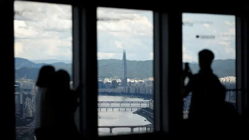 صور - بريطاني يتسلق ناطحة سحاب في كوريا الجنوبية والشرطة تقبض عليه