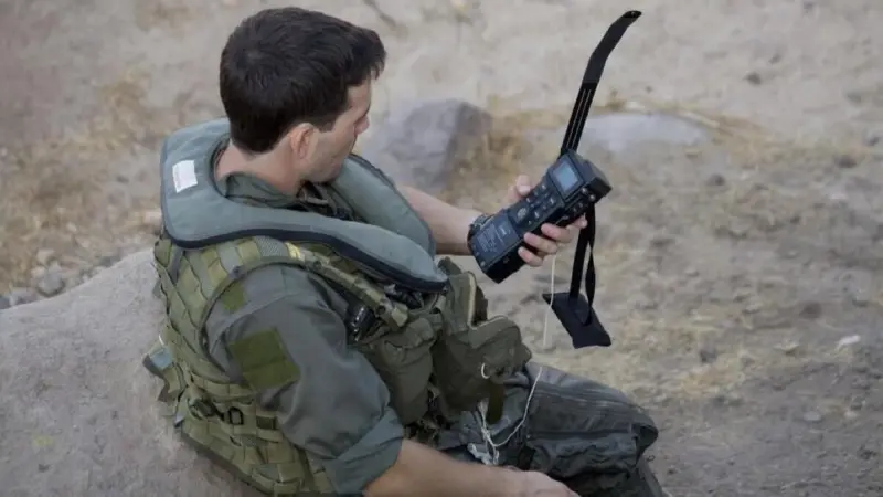 تعرف إلى الجهاز الصغير الذي أنقذ الطيار الأميركي في إيران