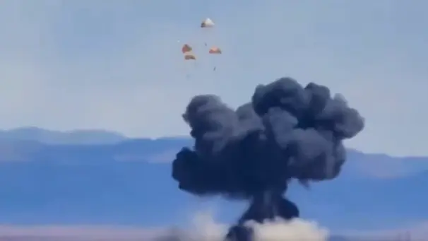فيديو يوثق تحطم مقاتلتين أميركيتين بعد تصادمهما