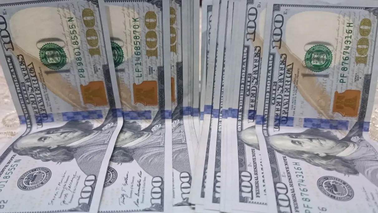 نشاط حذر في سوق الدولار الموازي بالعراق مع تداولات قوية في العاصمة نشاط حذر في سوق الدولار الموازي بالعراق مع تداولات قوية في العاصمة