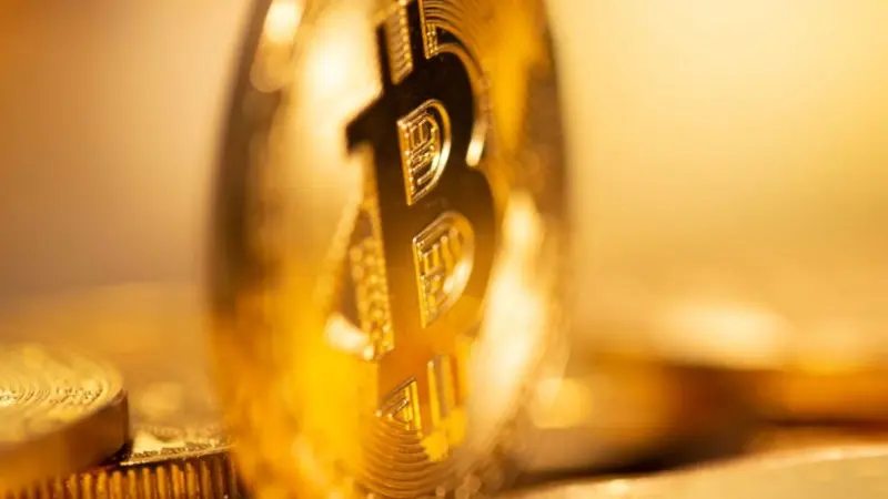 "بيتكوين" تتعافى جزئيا بعد موجة بيع غذتها قفزة النفط
