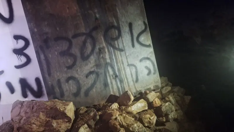 فيديو - مستوطنون يشعلون النار في منزل بمدينة الخليل