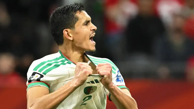 بعد مسار حافل.. عيسى ماندي يعلن اعتزال اللعب الدولي رفقة المنتخب الجزائري