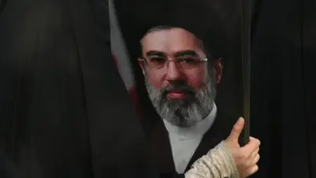 وزير خارجية إيران يكشف الوضع الصحي للمرشد الجديد