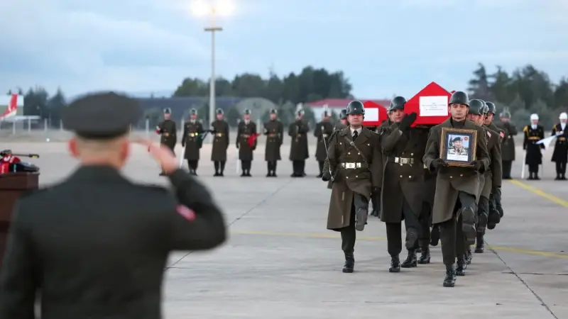 المشهد باختصار: سوريا تعتقل فلول الأسد.. وتركيا تودع ضحايا الطائرة الليبية