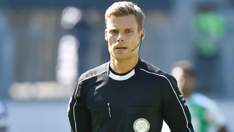 حكم مباراة النصر اليوم ضد الرياض.. صافرة سويسرية مميزة