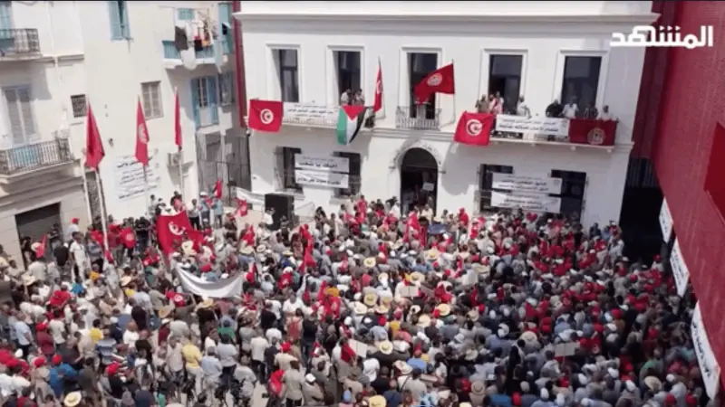 فيديو - تونس.. اتحاد الشغل يعلن إضرابا عاما وسط احتقان اجتماعي