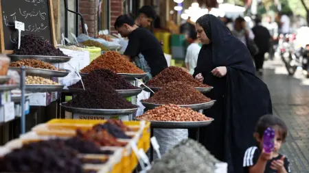 تقرير: اقتصاد إيران ينهار تحت وطأة التضخم والعقوبات