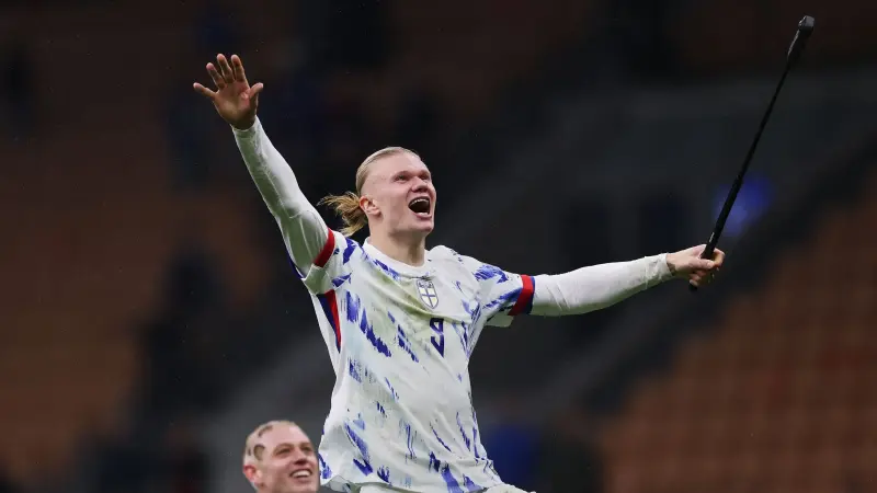 هالاند يهدد أرقام رونالدو ويتفوق على مبابي.. ماكينة أهداف