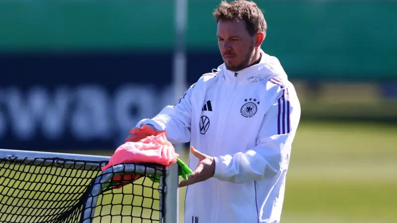 يوليان ناغلسمان يجدد ثقته في تير شتيغن.. الجراحة لن تغير مركزه الأساسي