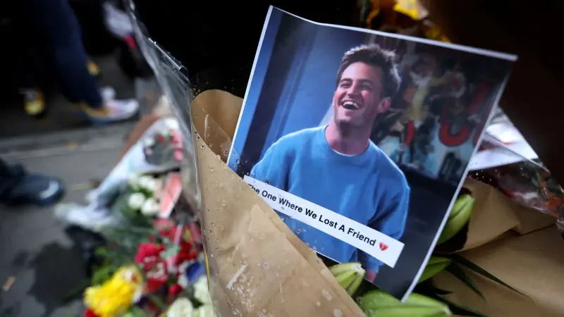 التحقيقات بوفاة نجم "فريندز" ماثيو بيري.. إليك ما نعرفه