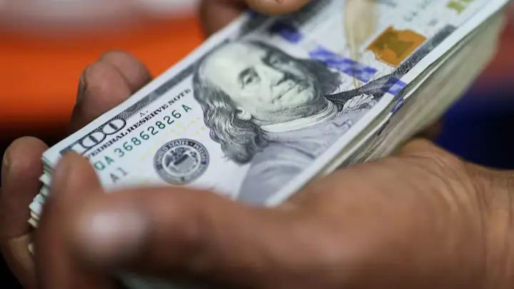 متوسط سعر الدولار مقابل الجنيه المصري اليوم نحو 48.14 جنيهًا للشراء و48.23 جنيهًا للبيع (رويترز) متوسط سعر الدولار مقابل الجنيه المصري اليوم نحو 48.14 جنيهًا للشراء و48.23 جنيهًا للبيع (رويترز)