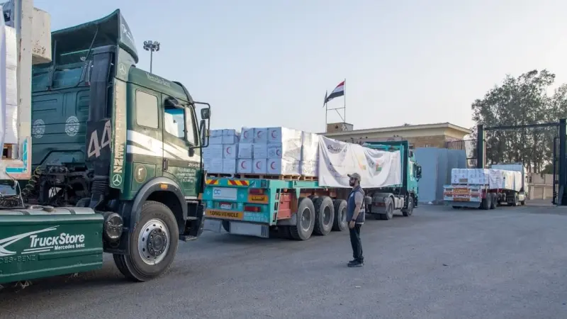 دخول 4 قوافل إماراتية تحمل 740 طنًا من المساعدات الغذائية إلى غزة