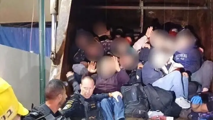 فيديو - العثور على 68 فلسطينيا داخل شاحنة نفايات.. ما القصة؟
