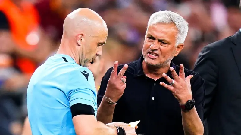 فيديو - توقيف مورينيو 4 مباريات لاعتدائه على حكم نهائي الدوري الأوروبي