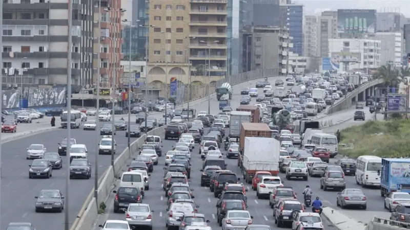 لبنان.. تردي أوضاع الطرق يفاقم من أزمة التنقل وحوادث السير في البلاد