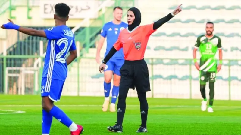 أول إماراتية تقود مباراة دولية للرجال تحكيميا.. من هي روضة المنصوري؟