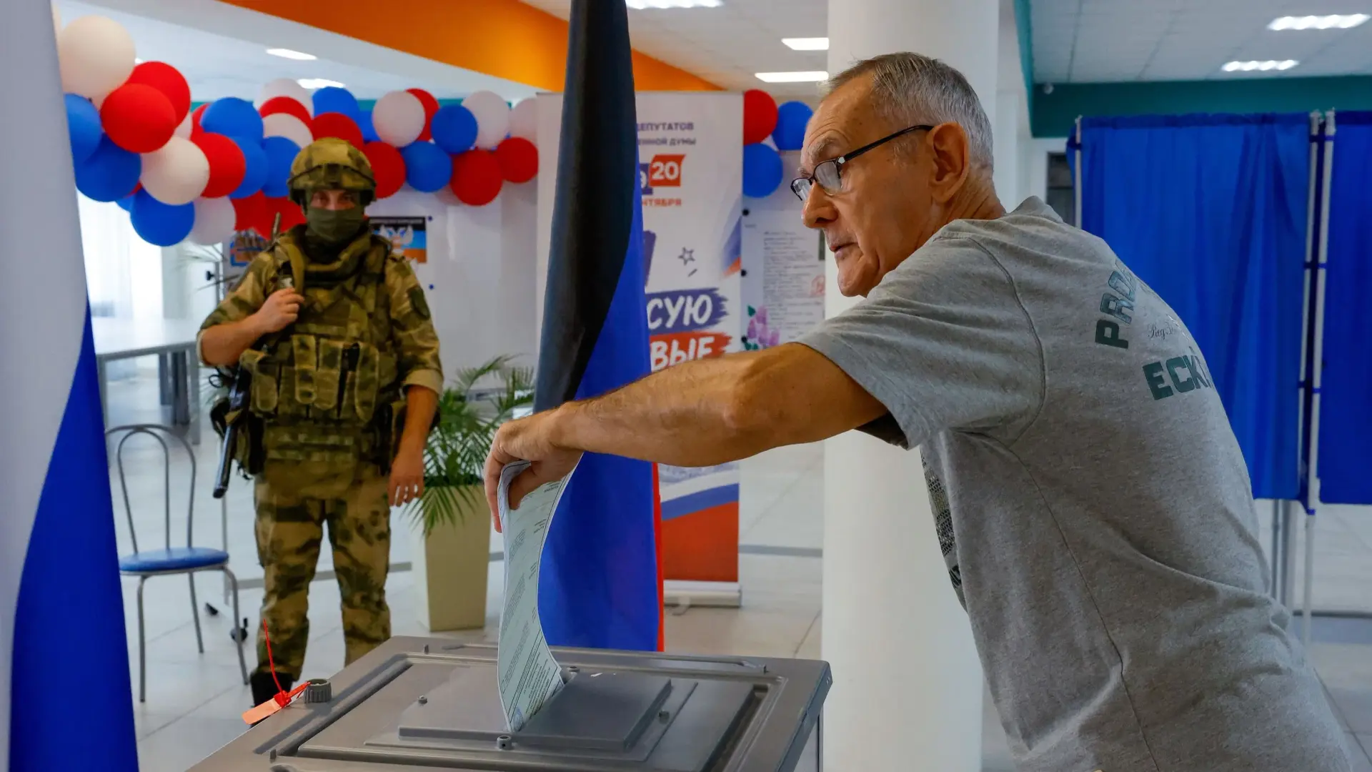 انتخابات الدوما دخلت يومها الأخير وسط هجمات سيبرانية (رويترز) انتخابات الدوما دخلت يومها الأخير وسط هجمات سيبرانية (رويترز)